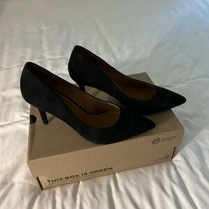 Black point toe velvet heels